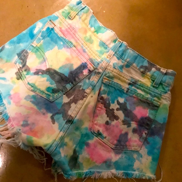 Tie dye high-waisted distressed shorts - Picture 3 of 3